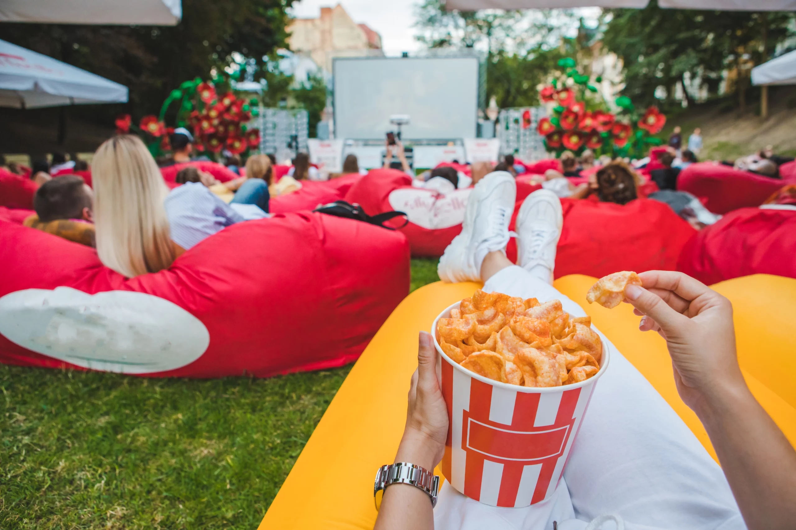 posare-spuntini-guardando-film-al-cinema-all-aperto